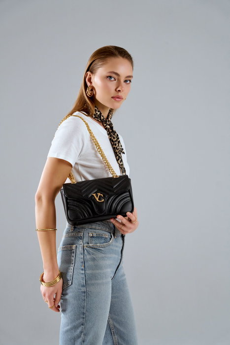 Vince Camuto Bolso Bandolera Negro Piel de Polivinilo con Dos Bolsillos Interiores Lucca